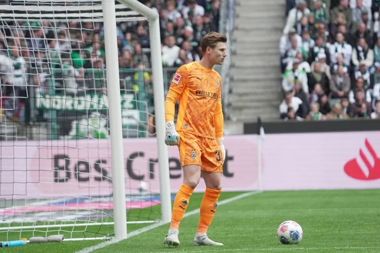 De Sky: Villa quan tâm đến thủ môn Nikolas, 28 tuổi người Đức của Borussia Monchenladbach, với điều khoản giải phóng 15 triệu euro