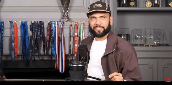 Alves: Messi giống như Chúa Kitô trong bóng đá, chỉ cần chuyền bóng cho anh ấy khi chơi với anh ấy