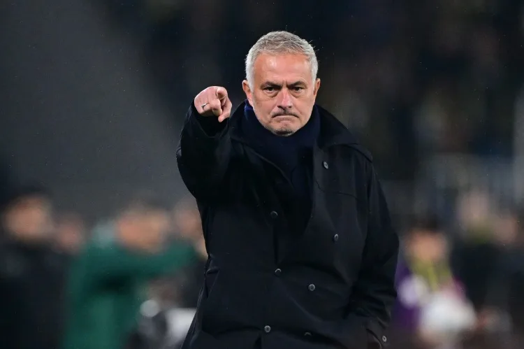 AS: Mourinho đã nói rõ phương hướng chiêu mộ của Real Madrid. Họ không muốn những ngôi sao mà muốn những cầu thủ sẵn sàng chạy đua và không kiêu ngạo.