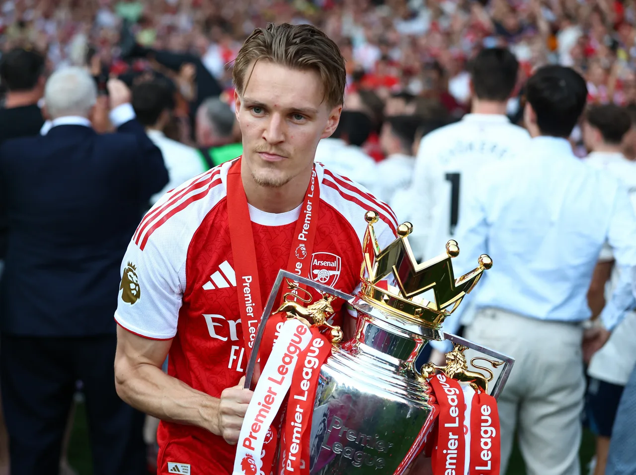 Thư của người thân, bạn bè gửi các cầu thủ Arsenal: Lòng chúng tôi vô cùng tự hào, hãy tiến lên và giành chiến thắng.