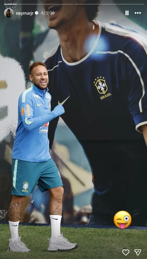 Neymar tươi cười trong ảnh tập trung cùng tuyển Brazil dù vừa dính chấn thương bắp chân