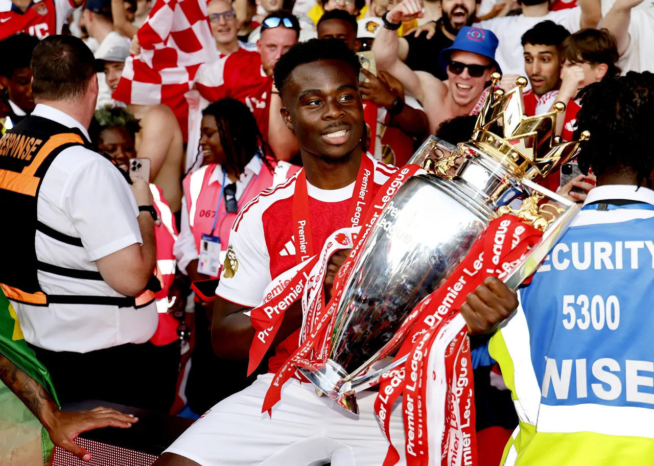 Saka: Thierry Henry đã gửi cho tôi một tin nhắn hẹn gặp tôi sau buổi tập. Anh ấy đã và đang ủng hộ tôi.