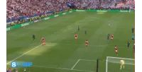 Mendes va chạm với một cầu thủ Arsenal trong vòng cấm khiến cả hai ngã xuống đất.