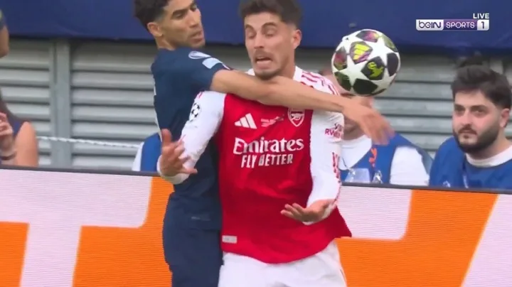 Có chút không hay! Sau khi bóng đi quá giới hạn, Achraf đưa tay ra trước cổ Havertz, khiến anh này ngã xuống đất.
