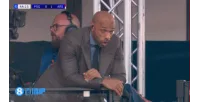 Phong cách tương tự là chặt chẽ! Arsenal tạm ZXFACT0QXZ dẫn trước Paris, Henry tựa người vào hàng rào khán đài nhìn thẳng vào sân (1-0) (1) (0)