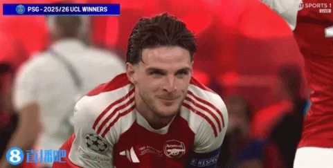 Hãy cạnh tranh ở Champions League vào năm tới! Biểu cảm của Rice sau khi biểu diễn: khóe miệng nhếch lên, hơi lắc đầu nhưng ánh mắt vẫn kiên định