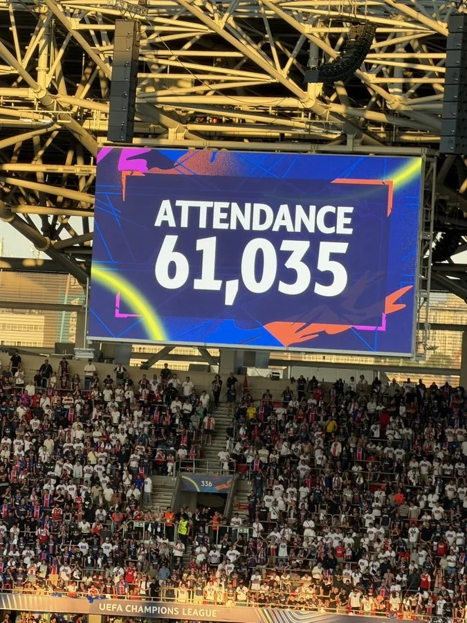 61. 035 người! Hơn 60. 000 người theo dõi trận chung kết Champions League giữa Arsenal và Paris tại Puskas Arena