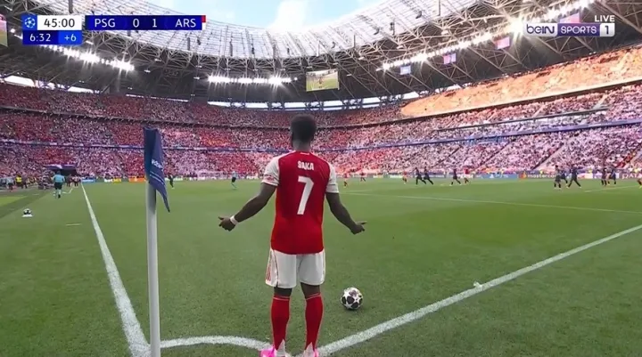 Saka bất lực dang tay ra! Arsenal được hưởng quả phạt góc ở phút bù giờ và trọng tài thổi còi kết thúc hiệp một.