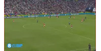 Yockers kéo Gonzalo Ramos xuống và bị trọng tài rút thẻ vàng