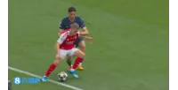 Achraf đã đá Trossard từ phía sau ngay sau khi bắt đầu, và người này ngã xuống đất đau đớn.