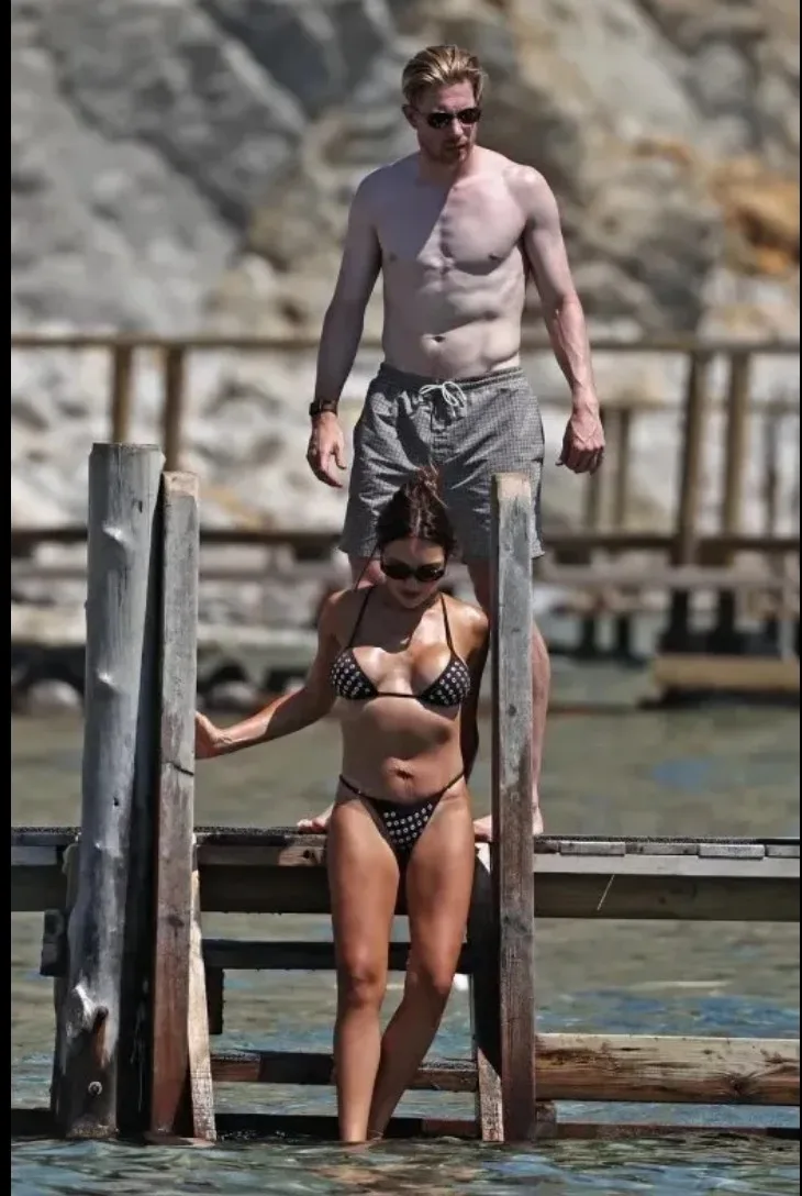 The Sun: Vợ chồng De Bruyne đi nghỉ ở Ibiza, khoe hình thể đẹp