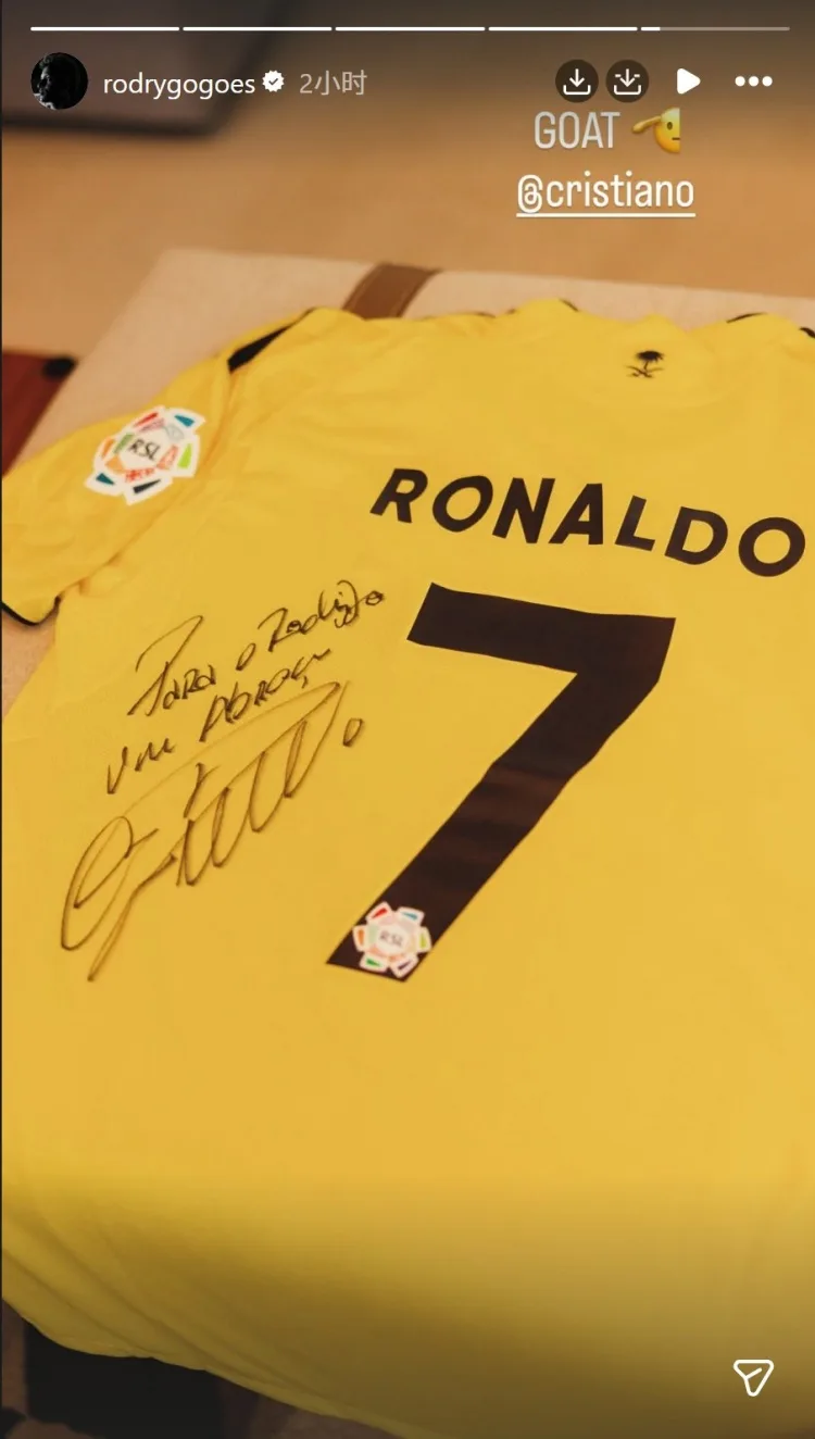 Rodrigo nhận được áo đấu có chữ ký của Ronaldo và ảnh chiếc áo đấu được đăng tải trên mạng xã hội: GOAT
