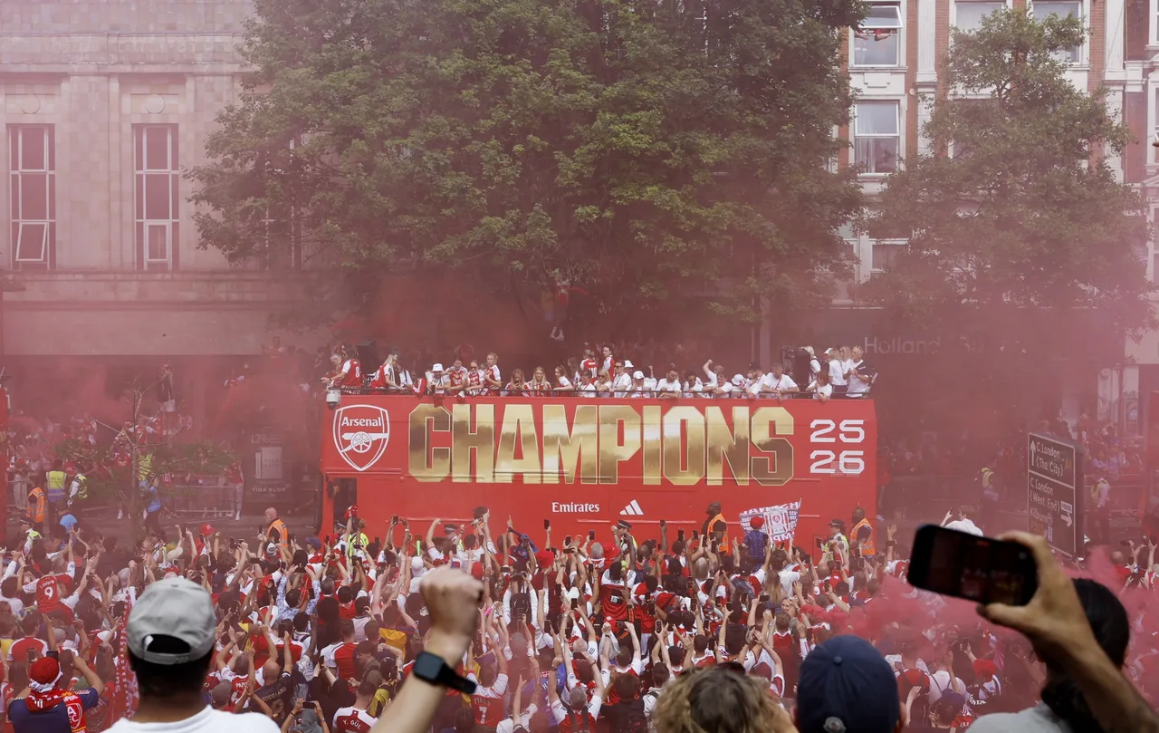 Cảnh sát London báo cáo về cuộc diễu hành của Arsenal: Tính đến 6 giờ chiều. Người 9 đã bị bắt và có người đã tấn công cảnh sát