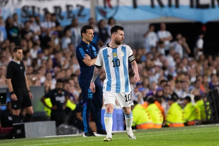 Scaloni: Lần đầu tiên tôi gọi điện cho Messi để báo tôi đang làm huấn luyện viên, anh ấy cười và nói "anh điên rồi"