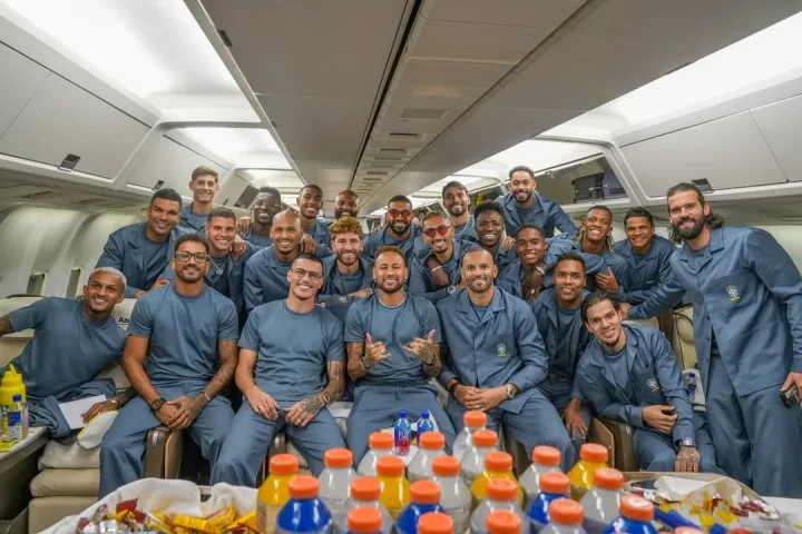 Brazil lên đường sang Mỹ chuẩn bị cho World Cup, Neymar chiếm vị trí trung tâm trong ảnh toàn đội