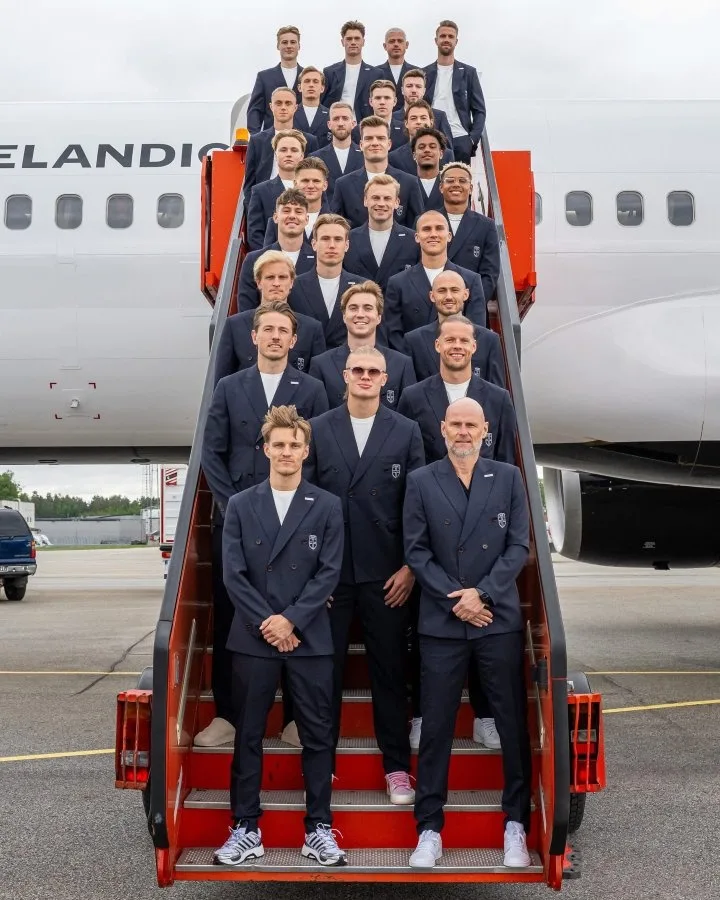 Na Uy lên đường dự World Cup, Odegaard và Haaland nổi bật trong ảnh toàn đội