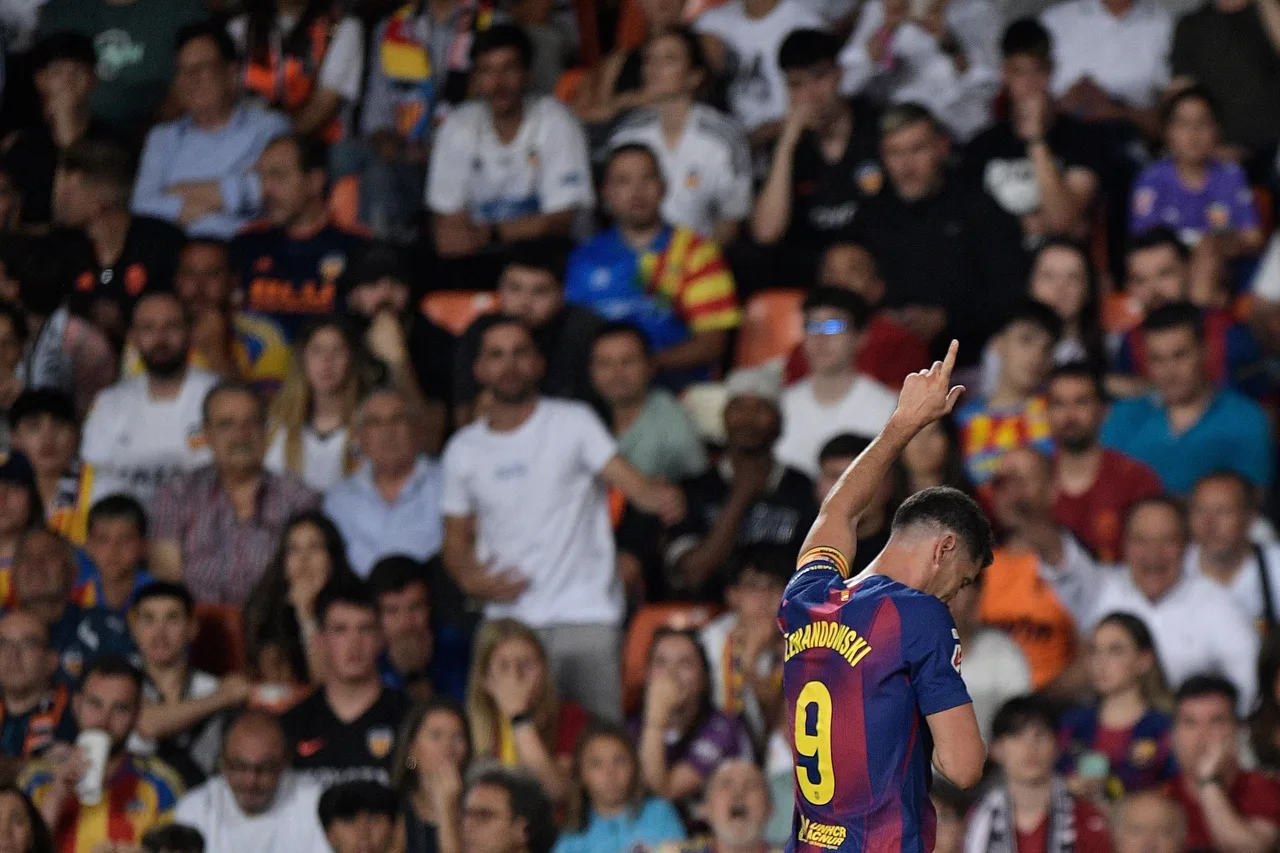 TA: Lựa chọn đầu tiên của Barcelona trong kỳ chuyển nhượng mùa hè là mua Alvarez và lên kế hoạch tìm người thay thế Lewandowski. Ghế B đang đàm phán