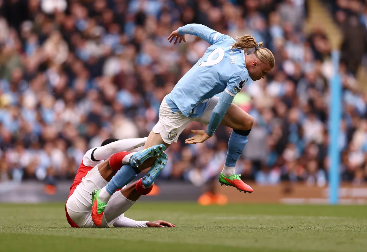 TA: Giả sử mọi quả phạt đền ở Premier League mùa này đều đúng, Man City sẽ dẫn trước Arsenal với số điểm 2 vào vòng chung kết