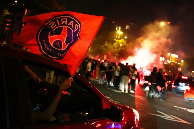 Marca: Số người chết vì tai nạn trong lễ ăn mừng Champions League ở Paris tăng tới người 3, người 1 ngã xuống nước trong một vụ tai nạn ô tô (2)