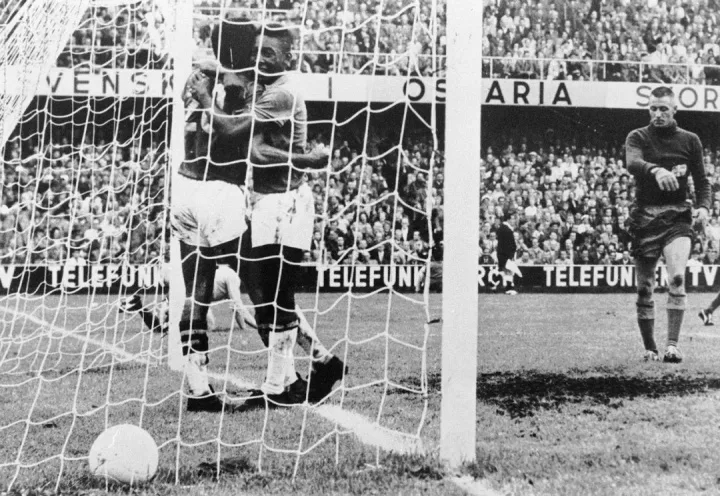 Chiếc áo số 10 mà “Vua bóng” Pele mặc trong trận chung kết World Cup 1958 sẽ được bán đấu giá và dự kiến ​​thu về hơn 6 triệu USD.