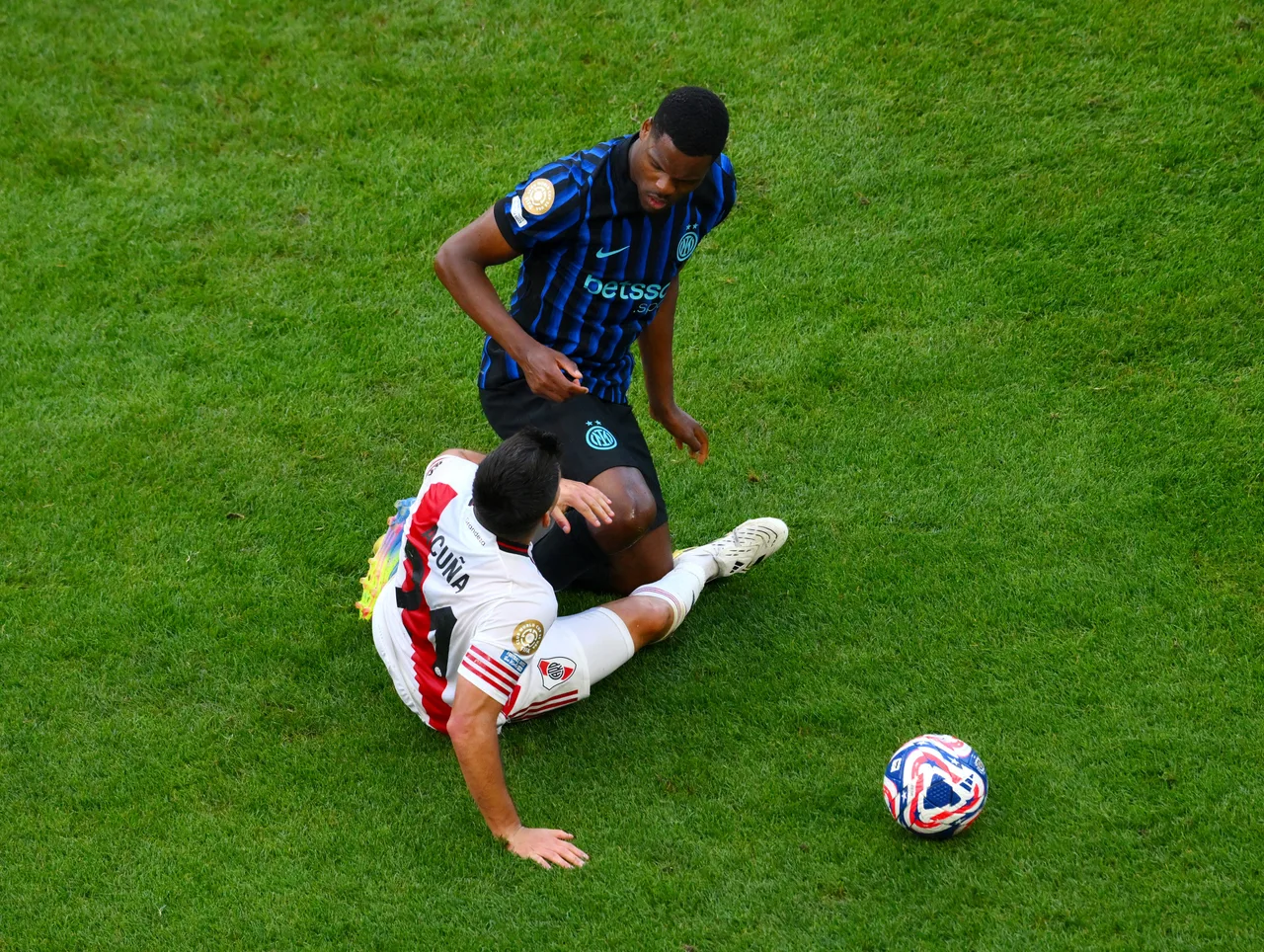 Marca: Real Madrid muốn hoàn tất thương vụ Konate và Dumfries trước World Cup