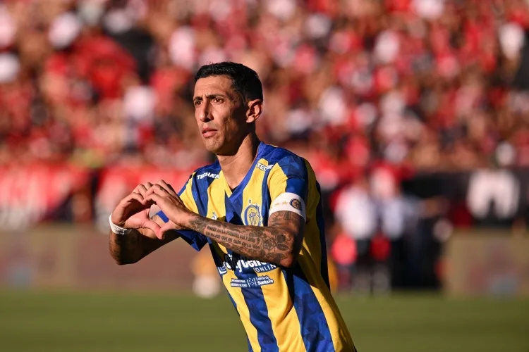 Phóng viên: Quá trình đàm phán gia hạn hợp đồng giữa Di Maria và Rosario đang tiến triển thuận lợi. Nếu không có gì bất ngờ xảy ra, hợp đồng sẽ được gia hạn thêm một năm.