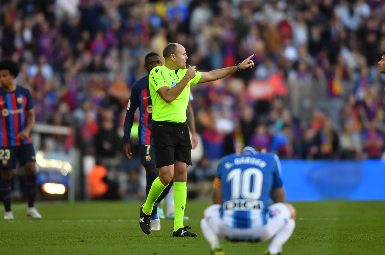 Lào: Trận tệ nhất trong sự nghiệp của anh là trận Barcelona gặp Espanyol. Các cầu thủ chỉ trích anh vì màn trình diễn kém cỏi ở World Cup.