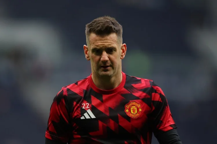 The Sun: Man United đã gia hạn hợp đồng với thủ môn 40 tuổi Heaton thêm 1 năm và dự kiến ​​sẽ có thông báo chính thức trong vài ngày tới.