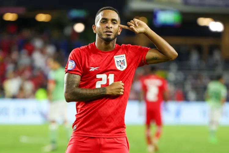 Liệu chênh lệch chiều cao lớn nhất World Cup có được làm mới? Khoảng cách giữa Dan Byrne và tiền vệ Panama là 41cm