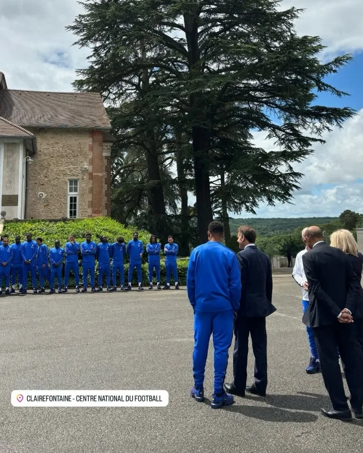 Ông Mbappé sát cánh cùng Tổng thống Pháp Macron và bắt tay từng người một.
