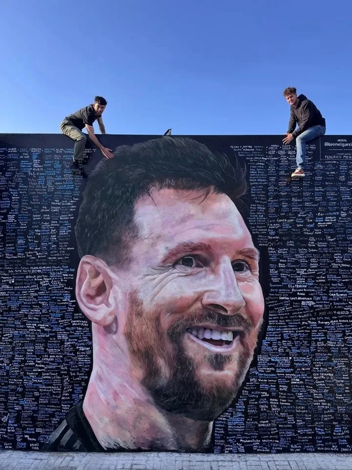 Messi sưởi ấm trái tim bằng bức bích họa khổng lồ cảm ơn người hâm mộ: Tuyệt vời, ôm thật chặt các bạn