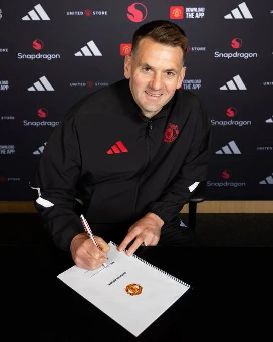 Chính thức: 40 Thủ môn số ba của Man United, Tom Heaton, đã gia hạn hợp đồng thêm một năm và sẽ bắt đầu mùa giải đầu tiên trong sự nghiệp. (21)