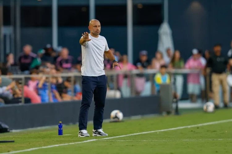 Phóng viên: Mascherano là cầu thủ được yêu thích số một của Rosario Central, nhưng cả hai bên đều phủ nhận đang đàm phán