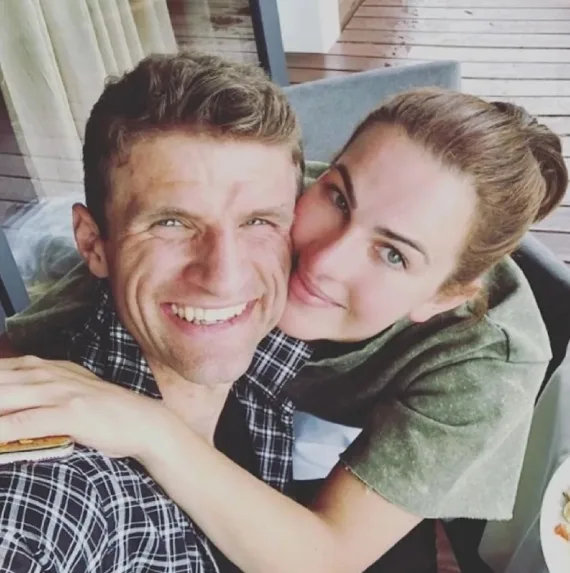 Bild: Thomas Muller và vợ Lisa chia tay trong hòa bình sau 17 năm hôn nhân