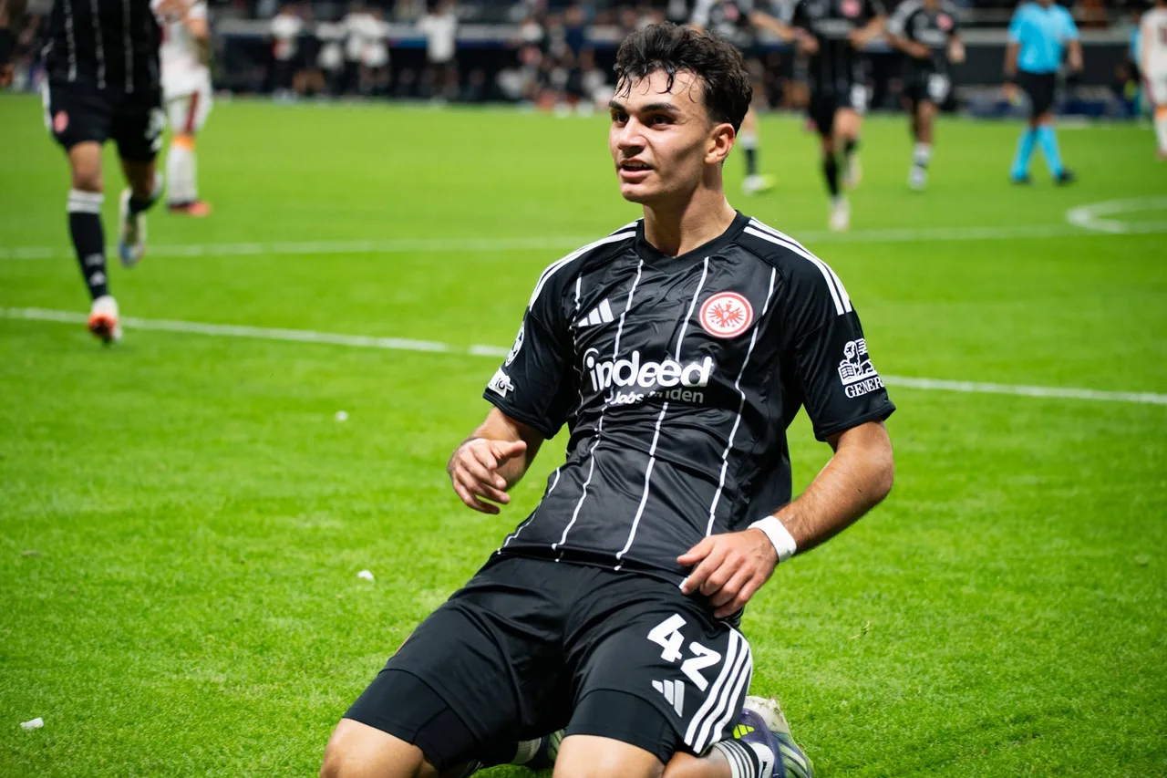 De Sky: Galatasaray và các CLB Premier League quan tâm đến Uzun, Frankfurt muốn 6000 triệu euro