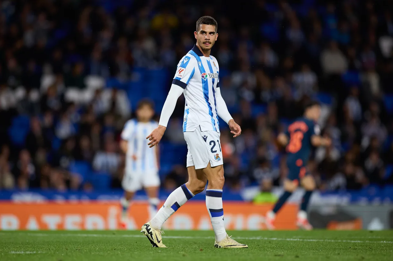 9 3800 đã gia nhập Milan mười nghìn euro trước! Phóng viên: Andre Silva trở lại Porto theo dạng tự do