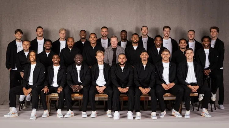 Đi đến World Cup! Đội tuyển Hà Lan chính thức đăng ảnh tập thể toàn đội, De Jong và Depay ở vị trí C