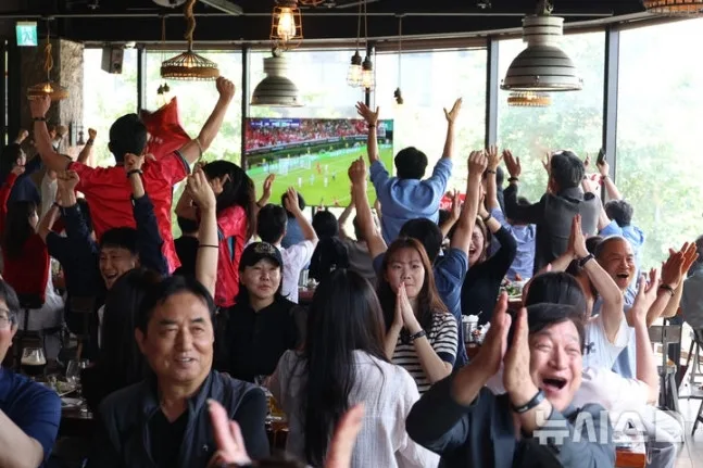 Đây là World Cup! Truyền thông Hàn Quốc: Tài xế taxi dừng lại xem bóng đá trên đường ở Hàn Quốc, người dân trong trung tâm mua sắm ăn mừng