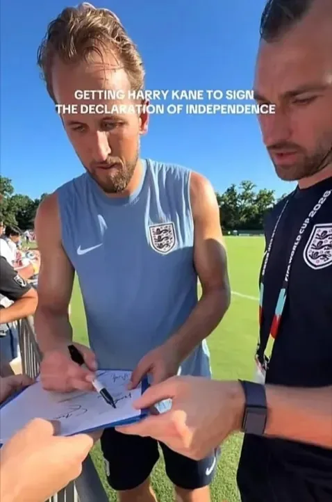 The Sun: Kane và các cầu thủ Anh khác bị fan Mỹ chơi khăm và ký vào Tuyên ngôn Độc lập của Mỹ