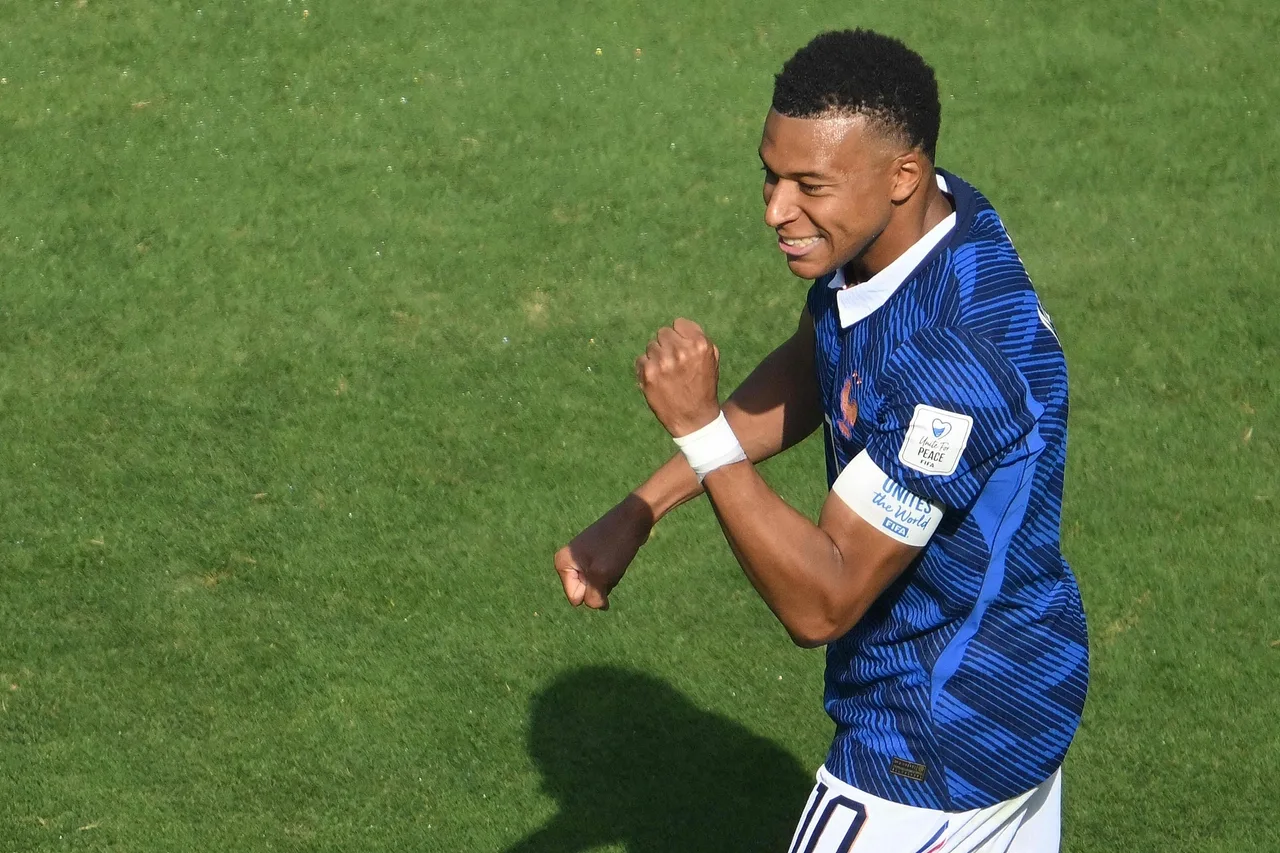Mbappe trở thành đội trưởng Pháp đầu tiên ghi bàn tại World Cup kể từ Zidane