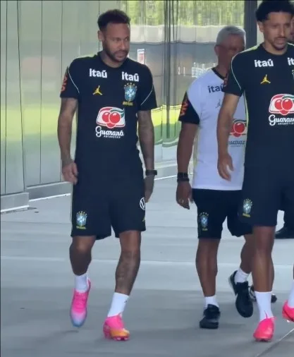 Neymar trở lại sân tập tuyển Brazil, nhưng khả năng ra sân trước Haiti vẫn thấp