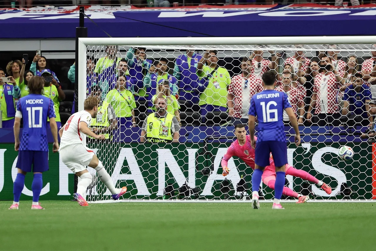 Kane mở tỷ số cho Anh sau tình huống đá lại phạt đền ở trận gặp Croatia
