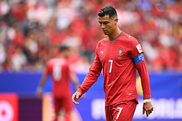 Bình luận viên: Ronaldo không có đóng góp nhưng HLV thì làm gì? Anh ấy đến đây để làm bạn với Ronaldo?