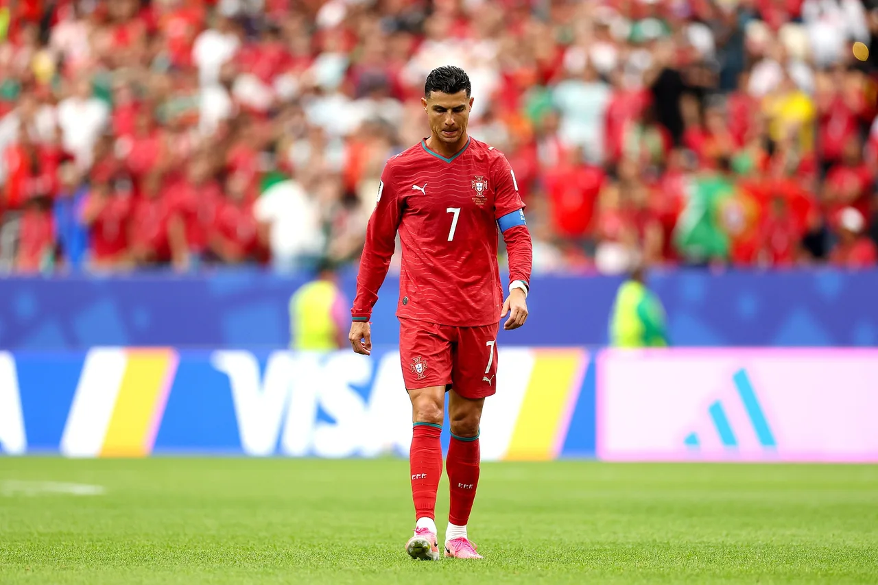 Mọi người: Sau chiến thắng trong trận đấu, nhịp độ trận đấu của Ronaldo chậm lại. Anh ấy đang đợi trên sân để đồng đội chuyền bóng cho mình và sút.