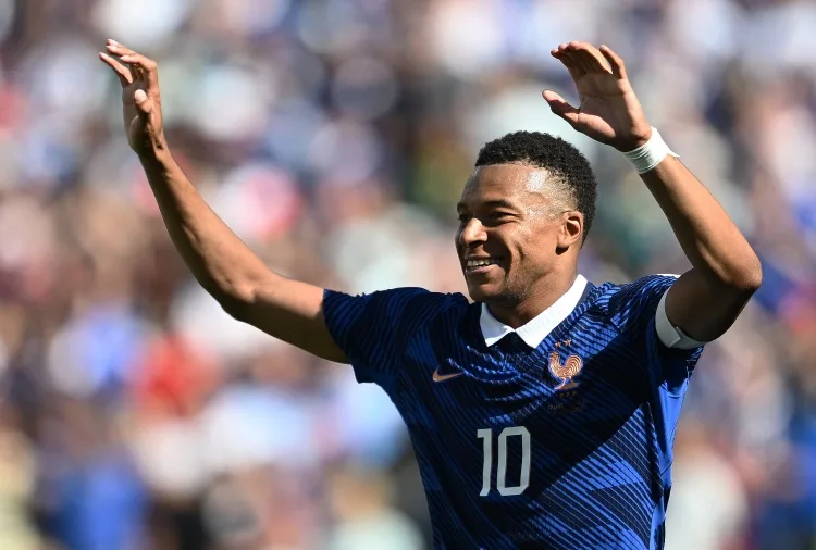 Lizarazu: Mbappe hợp đá trung phong, Messi và Ronaldo thời đỉnh cao cũng không phải mẫu tiền đạo phòng ngự nhiều