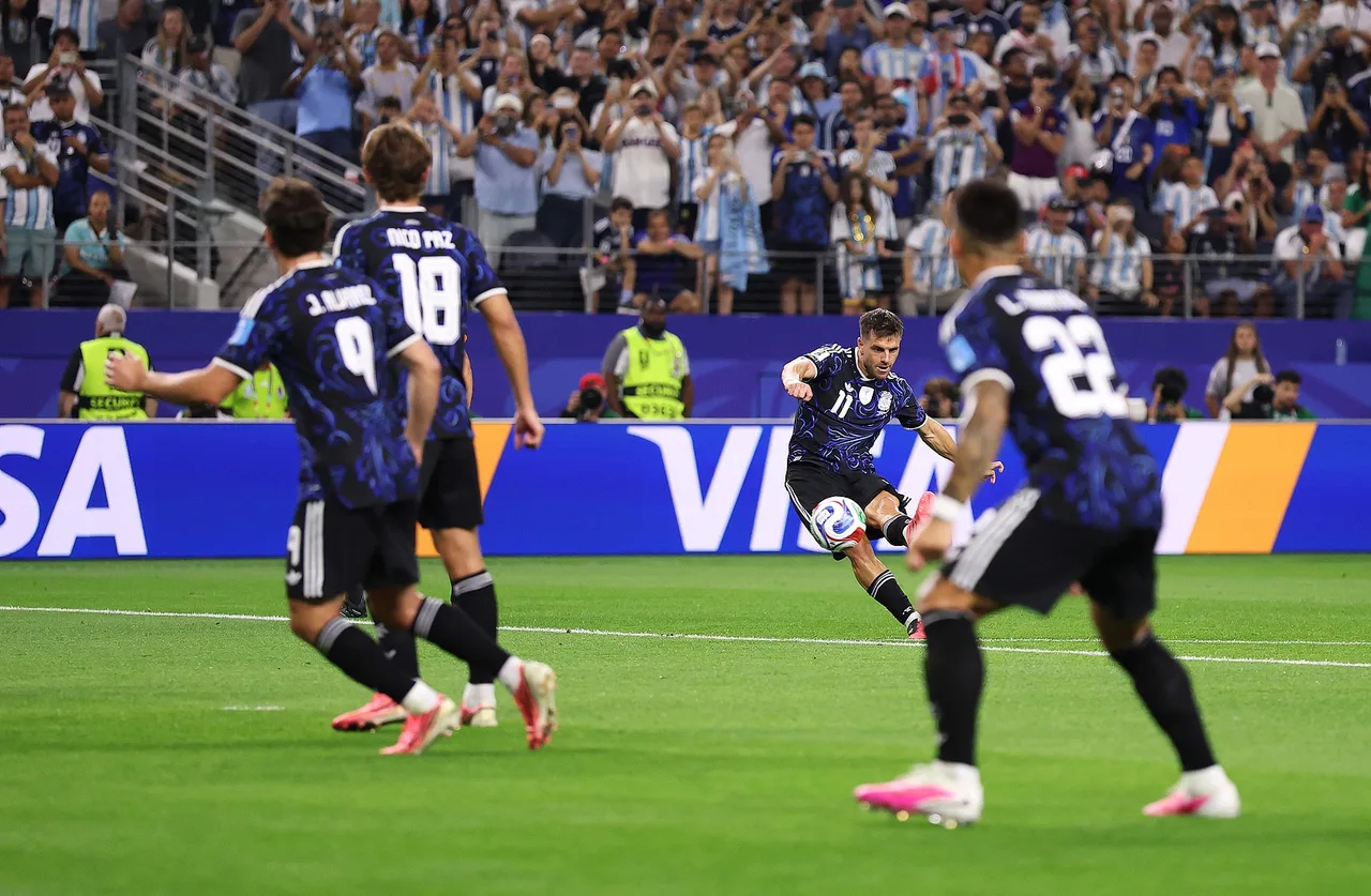 Lo Celso ghi siêu phẩm đá phạt, mang về cột mốc hiếm cho Argentina ở World Cup