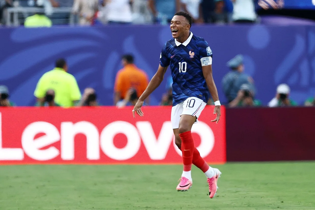 Trường 10 bóng 11! Mbappé ghi bàn cho 11 ở vòng loại trực tiếp World Cup, phá kỷ lục tốt nhất của anh