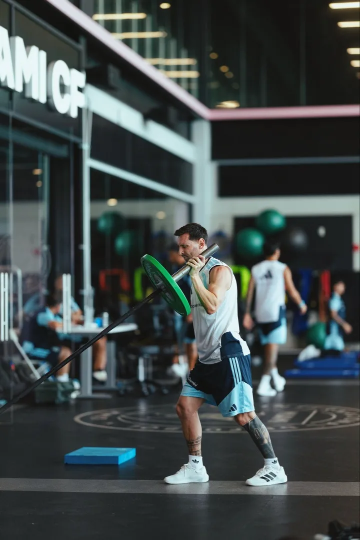 Argentina phải tập trong nhà vì dông lốc, Messi cùng dàn sao vẫn duy trì cường độ cao