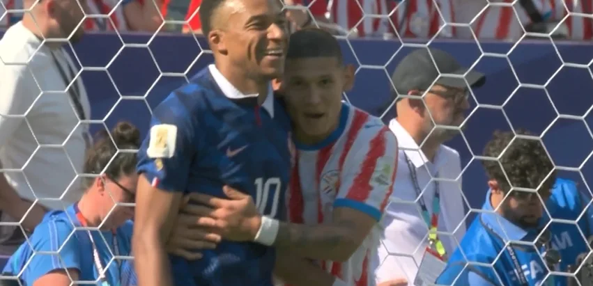 tranh luận! Mbappé bị đối thủ đâm và đá vào bắp chân, Conde bị đấm nhưng trọng tài không bình luận gì