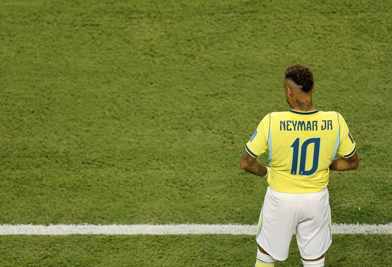 Bai Yansong: Lẽ ra Neymar không nên thi đấu. Việc anh ấy được đưa vào đội hình là rất kỳ lạ.
